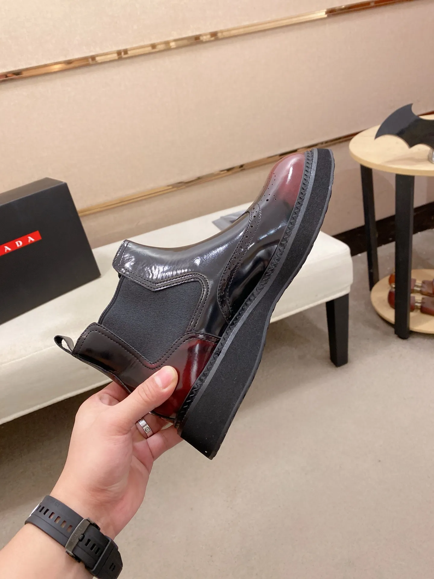 Factory price 760💰 Leather lining optional! 🍁🍁High-quality new PRADA counters are launched at the same time. The new men's shoes and 😘fabric are selected from imported lacquered first-layer cowhide and imported cowhide lining. 👍🏿 High-end ☄️ air-cushion molded anti-slip rubber outsole, exquisite lines, simple and elegant, comfortable and high-end for leisure travel. Code number: 38 to 45